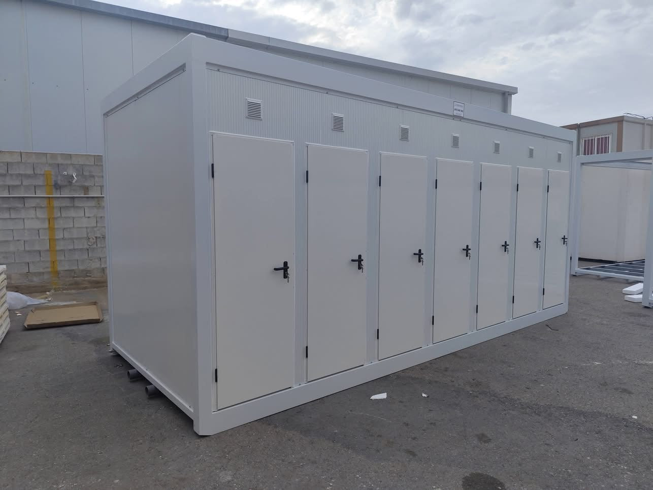 Módulo sanitario de 6×240 con 14 puertas y 14 inodoros.