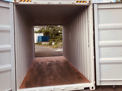 Contenedor marítimo de 20 pies de altura con doble puerta.