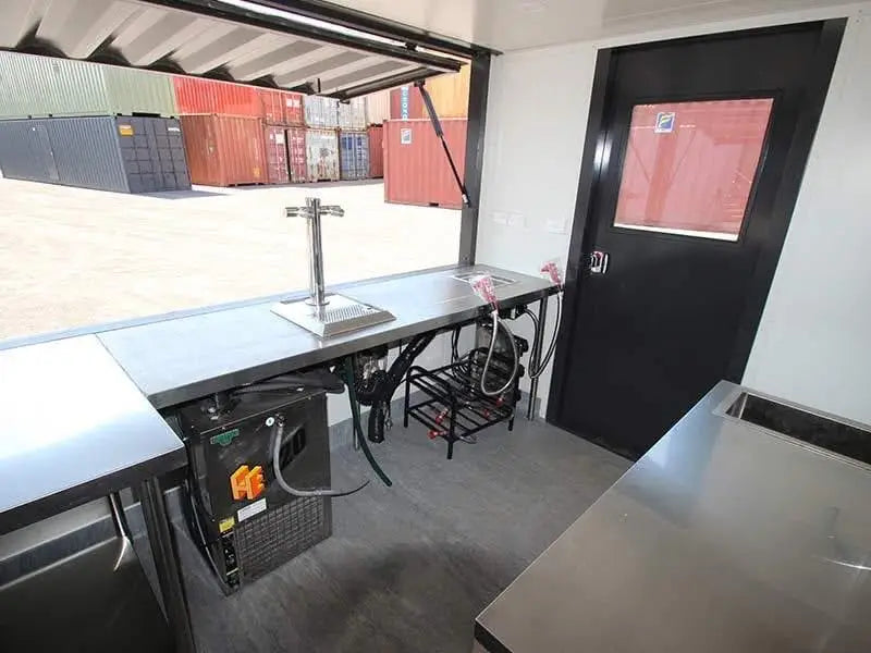 Contenedor de transporte de 10 pies convertido en una cocina profesional totalmente equipada: un camión de comida 100% móvil.
