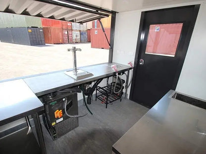 Contenedor de transporte de 10 pies convertido en una cocina profesional totalmente equipada: un camión de comida 100% móvil.