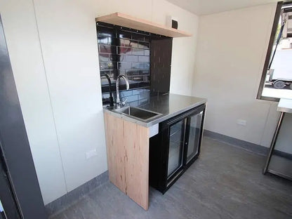 Contenedor de transporte de 10 pies convertido en una cocina profesional totalmente equipada: un camión de comida 100% móvil.
