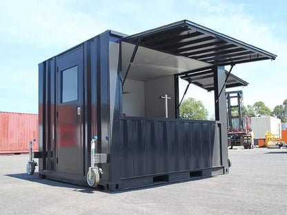 Contenedor de transporte de 10 pies convertido en una cocina profesional totalmente equipada: un camión de comida 100% móvil.