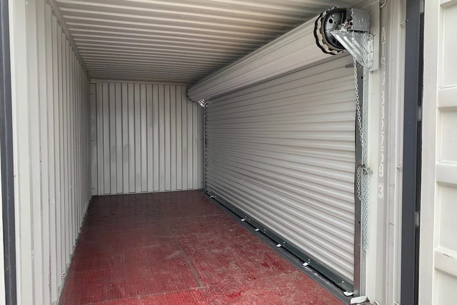 Contenedor de 20 pies con puertas enrollables: la solución de almacenamiento práctica y segura.
