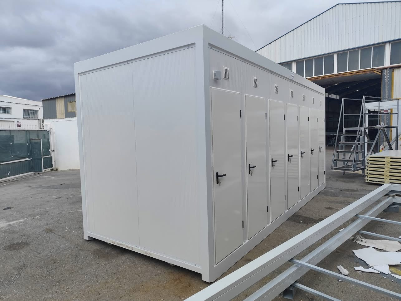 Módulo sanitario de 6×240 con 14 puertas y 14 inodoros.