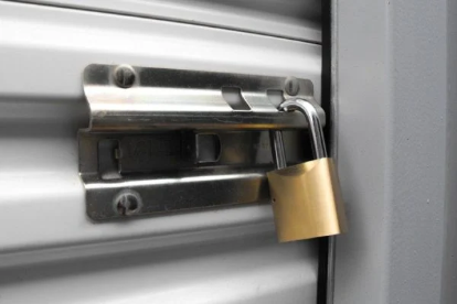 Contenedor de 20 pies con doble puerta enrollable: La solución de almacenamiento seguro ideal.