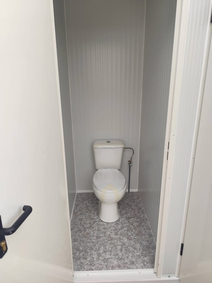 Módulo sanitario de 6×240 con 14 puertas y 14 inodoros.