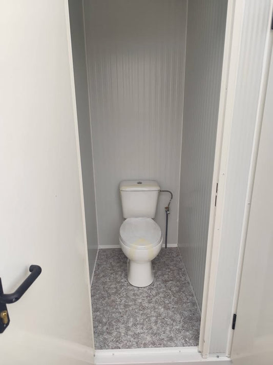 Módulo sanitario de 6×240 con 14 puertas y 14 inodoros.