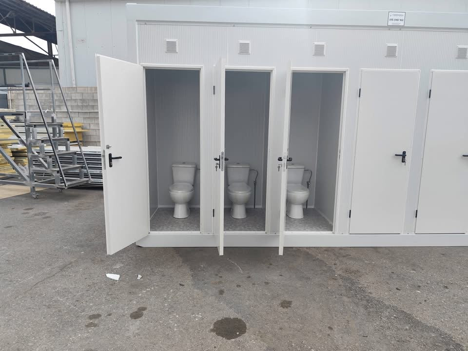 Módulo sanitario de 6×240 con 14 puertas y 14 inodoros.