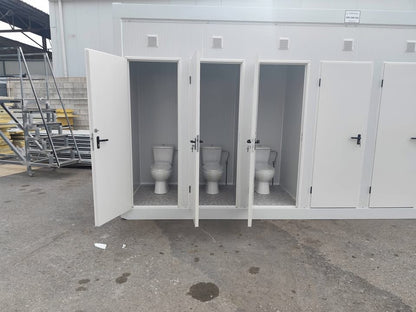 Módulo sanitario de 6×240 con 14 puertas y 14 inodoros.