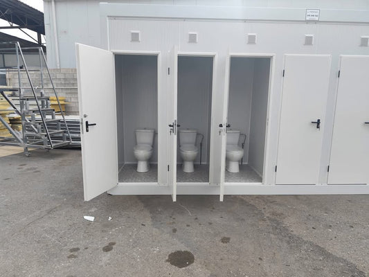 Módulo sanitario de 6×240 con 14 puertas y 14 inodoros.