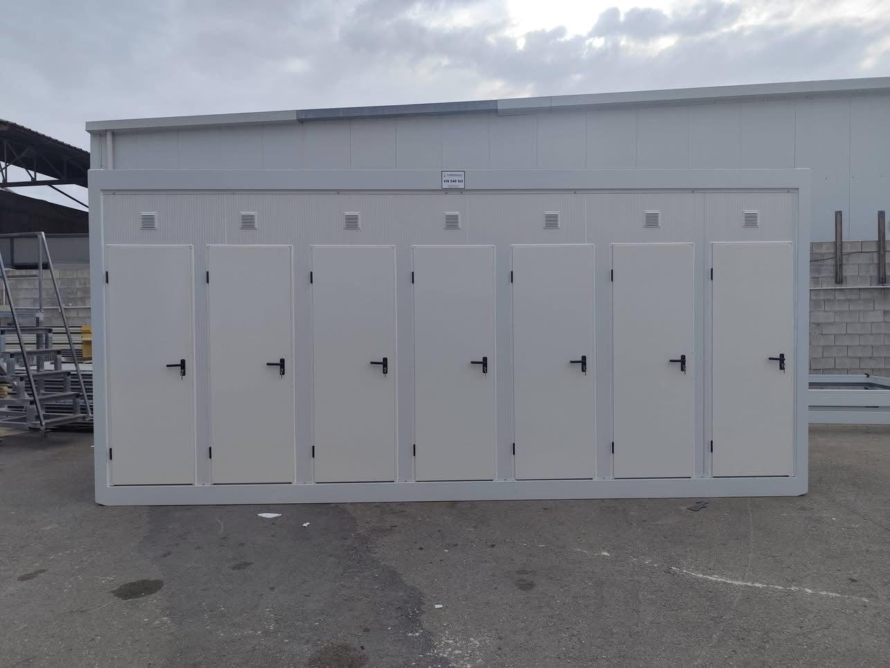 Módulo sanitario de 6×240 con 14 puertas y 14 inodoros.