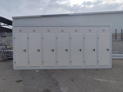 Módulo sanitario de 6×240 con 14 puertas y 14 inodoros.